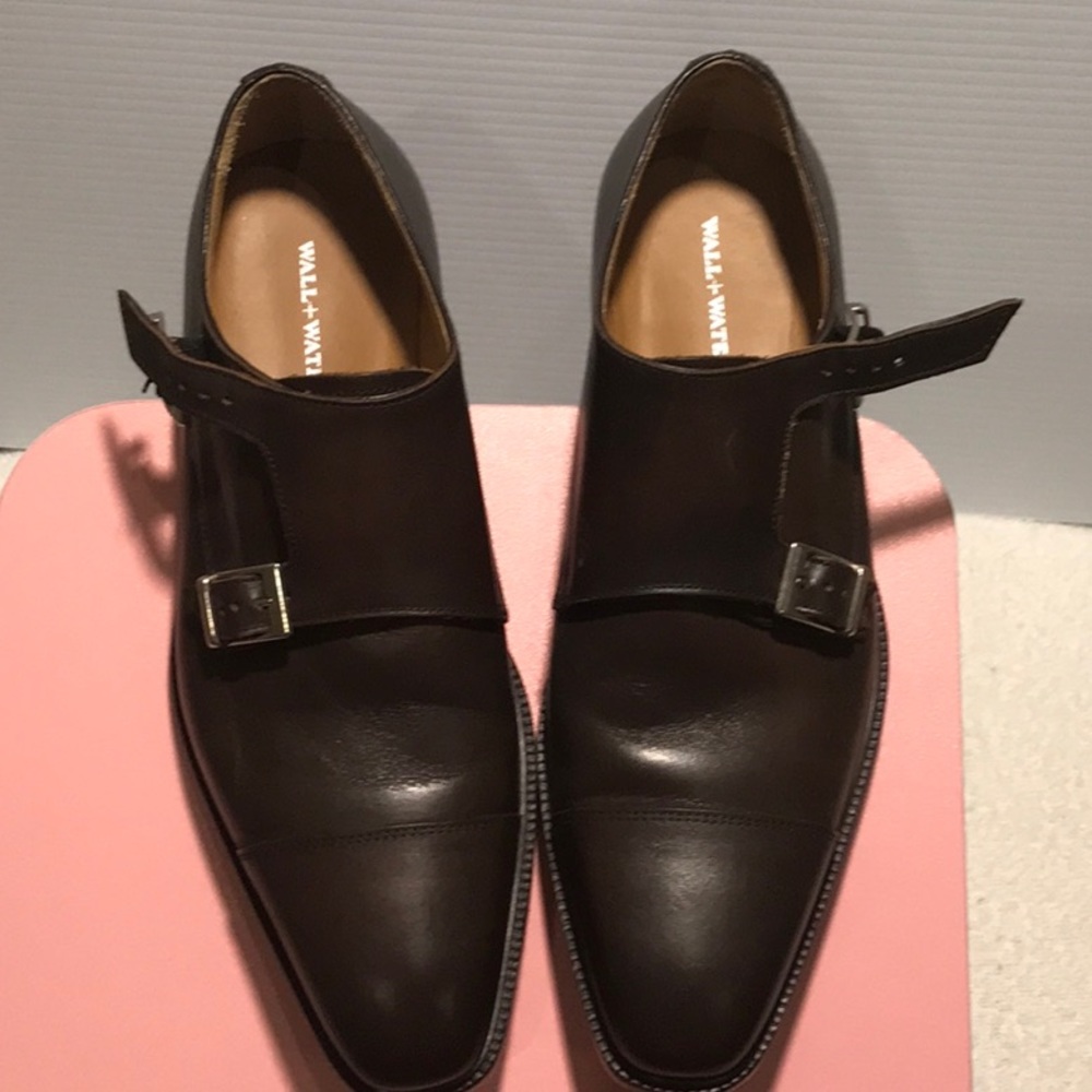 Wall +water .real nice used mens 9 1/2 dress shoes.